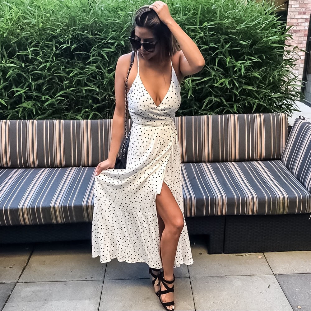 ⚪️⚫️ Flirty Wrap Dress ⚫️⚪️